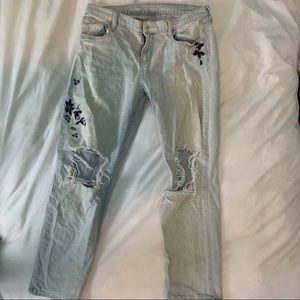 Light wash embroidered boyfriend jeans